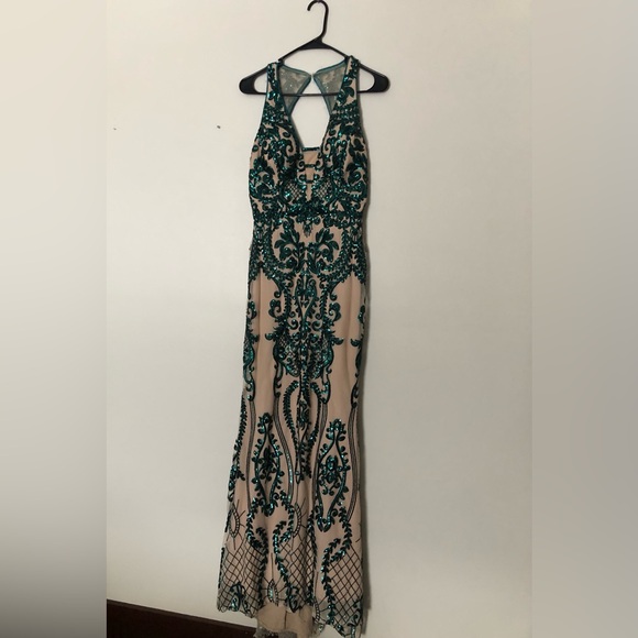 Juliet Formal Emerald Green Sequin & Nude Prom / Formal Dress W/ Cutout Back - Picture 9 of 10